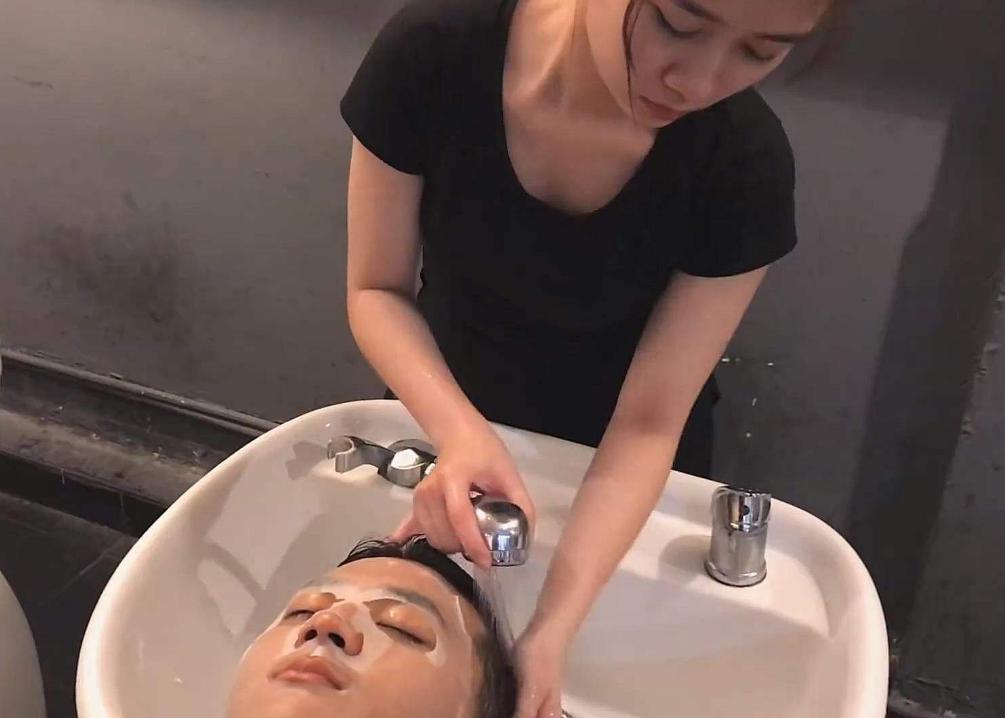 拿100万人民币在越南生活,拿300元人民币在越南能干啥