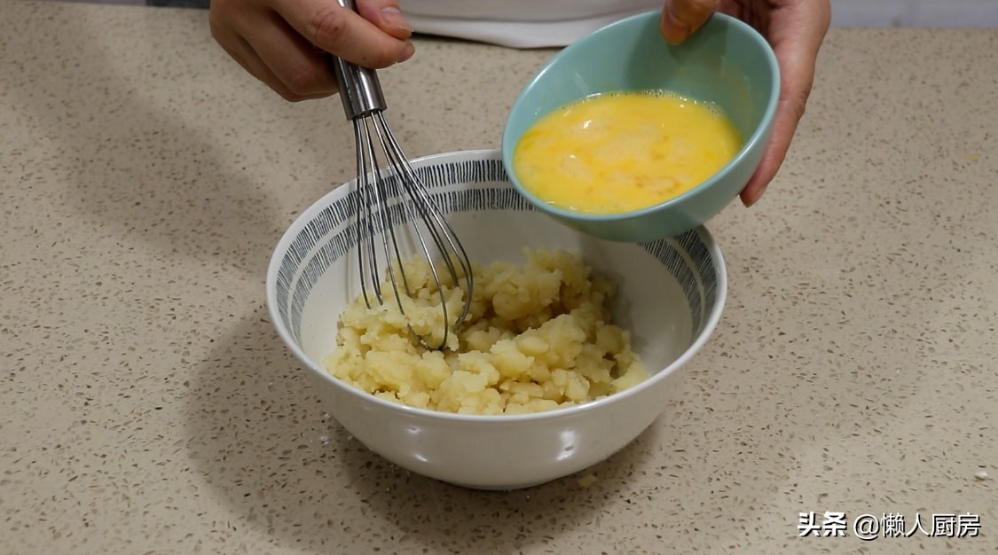 不用和面就可以吃到酥脆的小油条,外国人吃中国的油条配豆浆