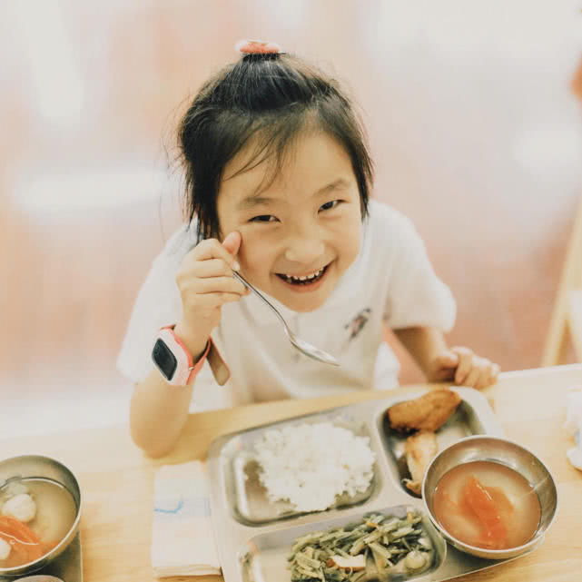 摄影师镜头里的幼儿园小朋友,摄影师给幼儿园小朋友拍照