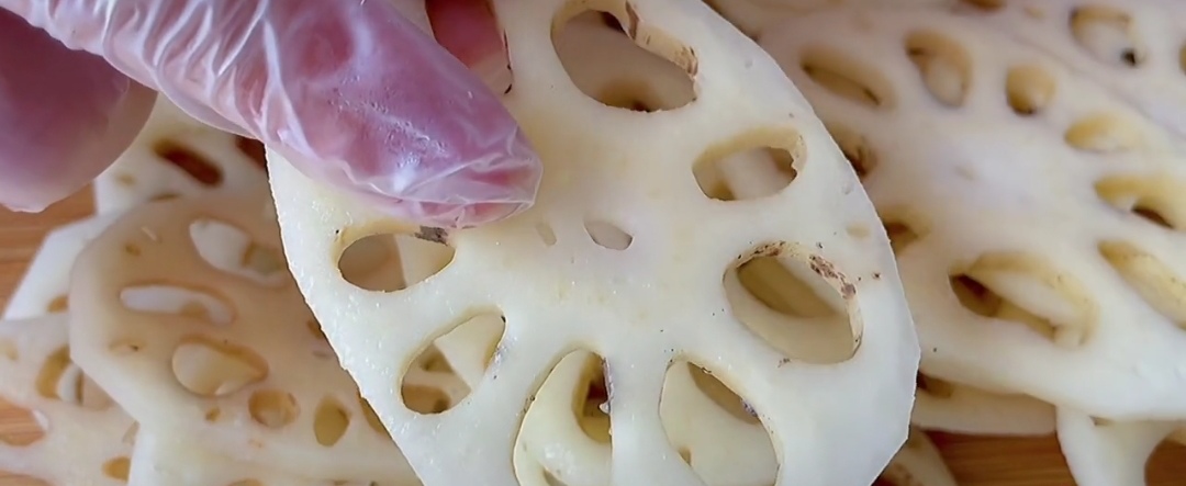 莲藕清洗淤泥法,清洗莲藕里面的泥