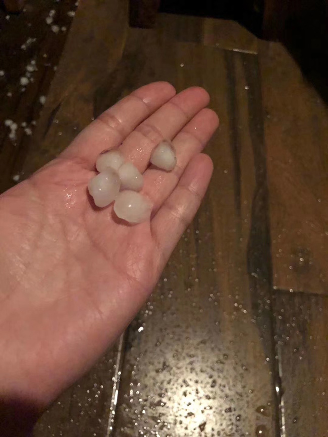 重庆遇雷电大风冰雹侵袭,昨天重庆下冰雹是真的吗