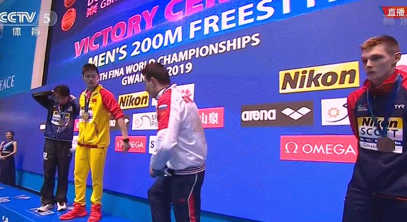 孙杨比赛视频说英语,孙杨用英文和动作反击