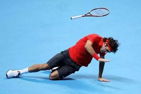 网球球员摔倒,网球拍摔地上反弹接住