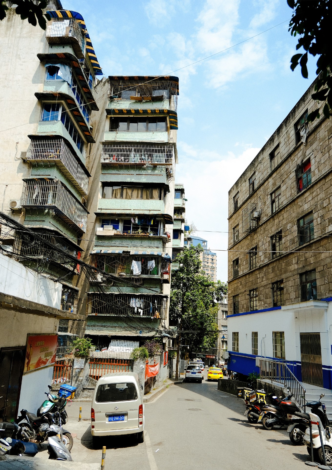 重庆现在的隐藏宝藏建筑,重庆8d魔幻城市藏在闹市里的建筑