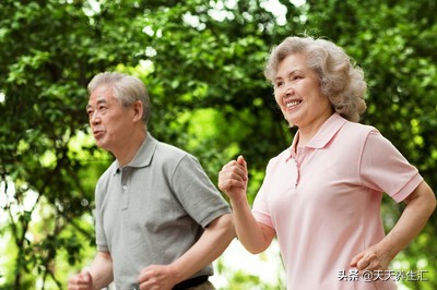 人老了身高萎缩厉害怎么办？提醒：若能坚持3个习惯，或能帮你忙