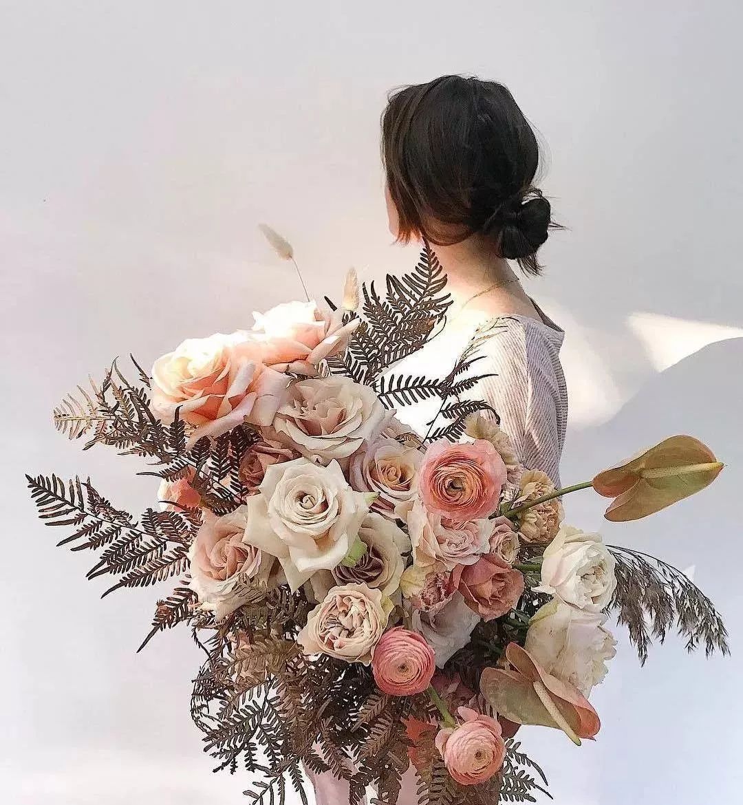 鲜花店日常换水整理花材,花要不要经常换水