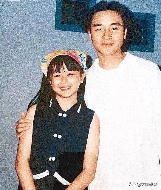 唐宁和张国荣合影,张国荣和周润发年纪