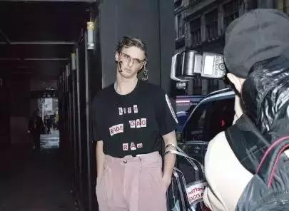 我们花了400块，把土鳖小伙子送上了伦敦时装周？？？