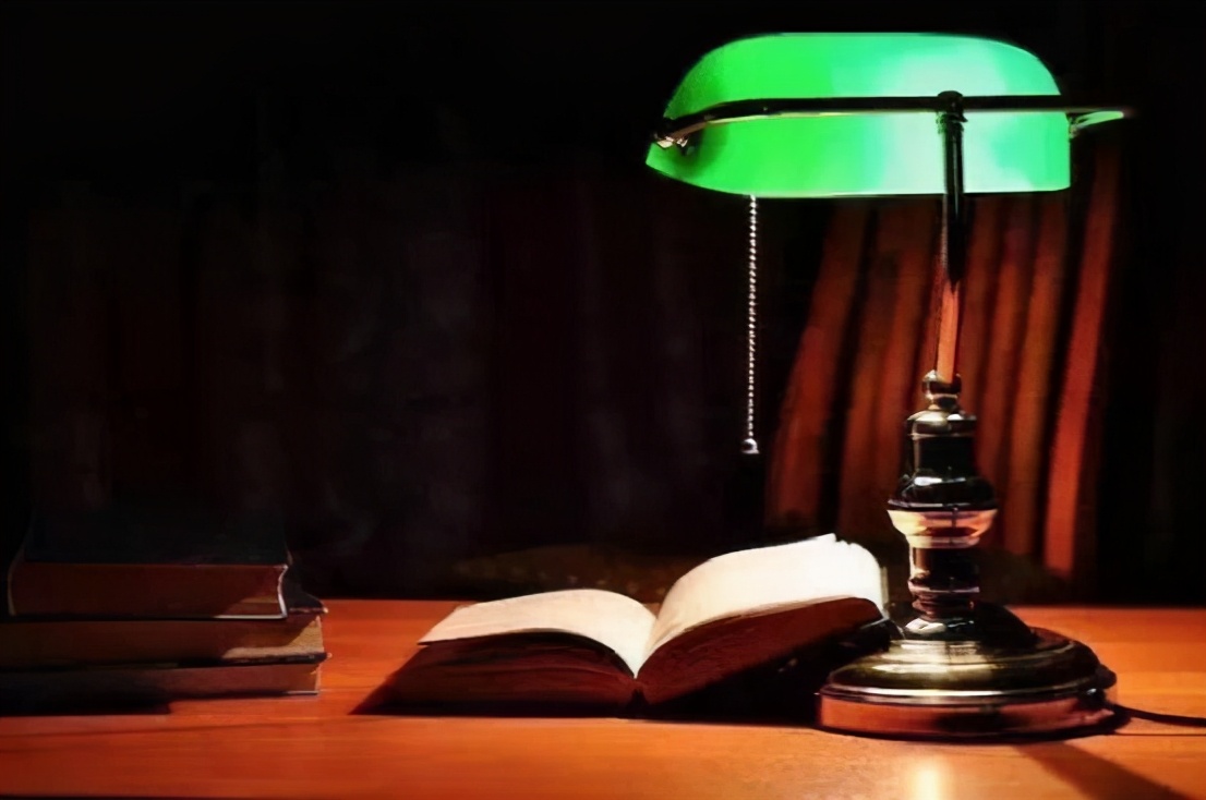 潜伏首播是哪一年,潜伏电视剧中真正的逃犯是谁