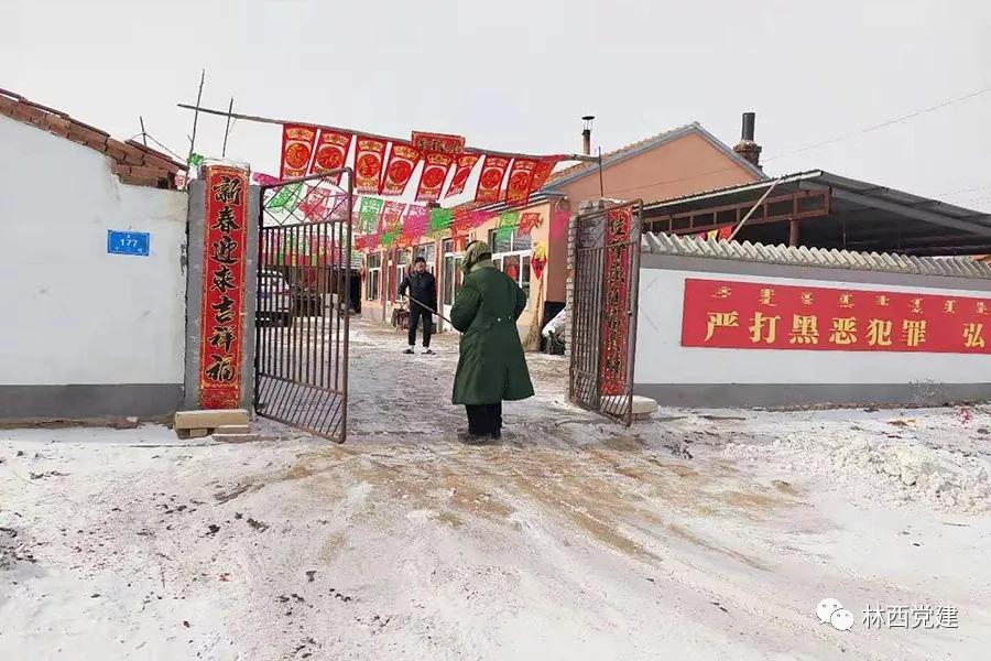 党员志愿者暖了居民心窝,林业局党员为贫困户送温暖