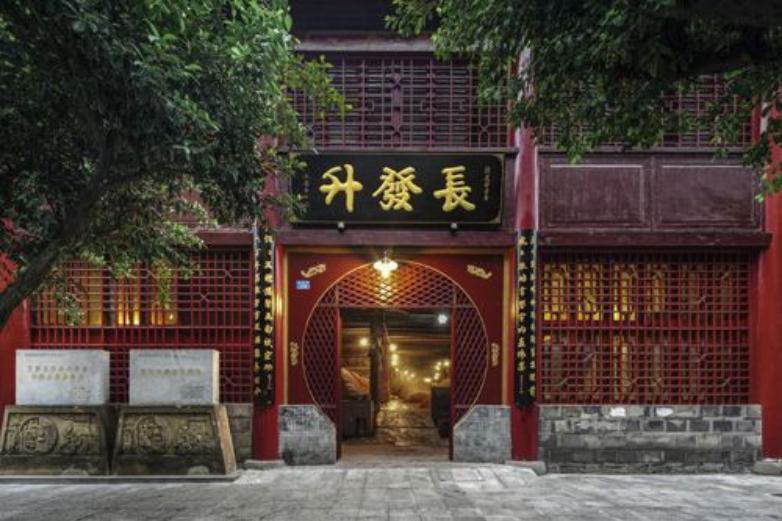 五粮液酒窖池用的什么材料,五粮液普五用的多少年的窖池