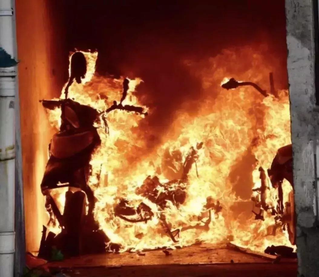 南京电瓶车充电起火视频,南京电瓶车充电火灾