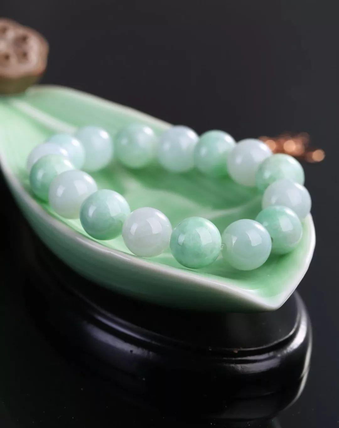 女人适合戴翡翠还是戴玉,女人戴翡翠紫罗兰挂件有什么功效