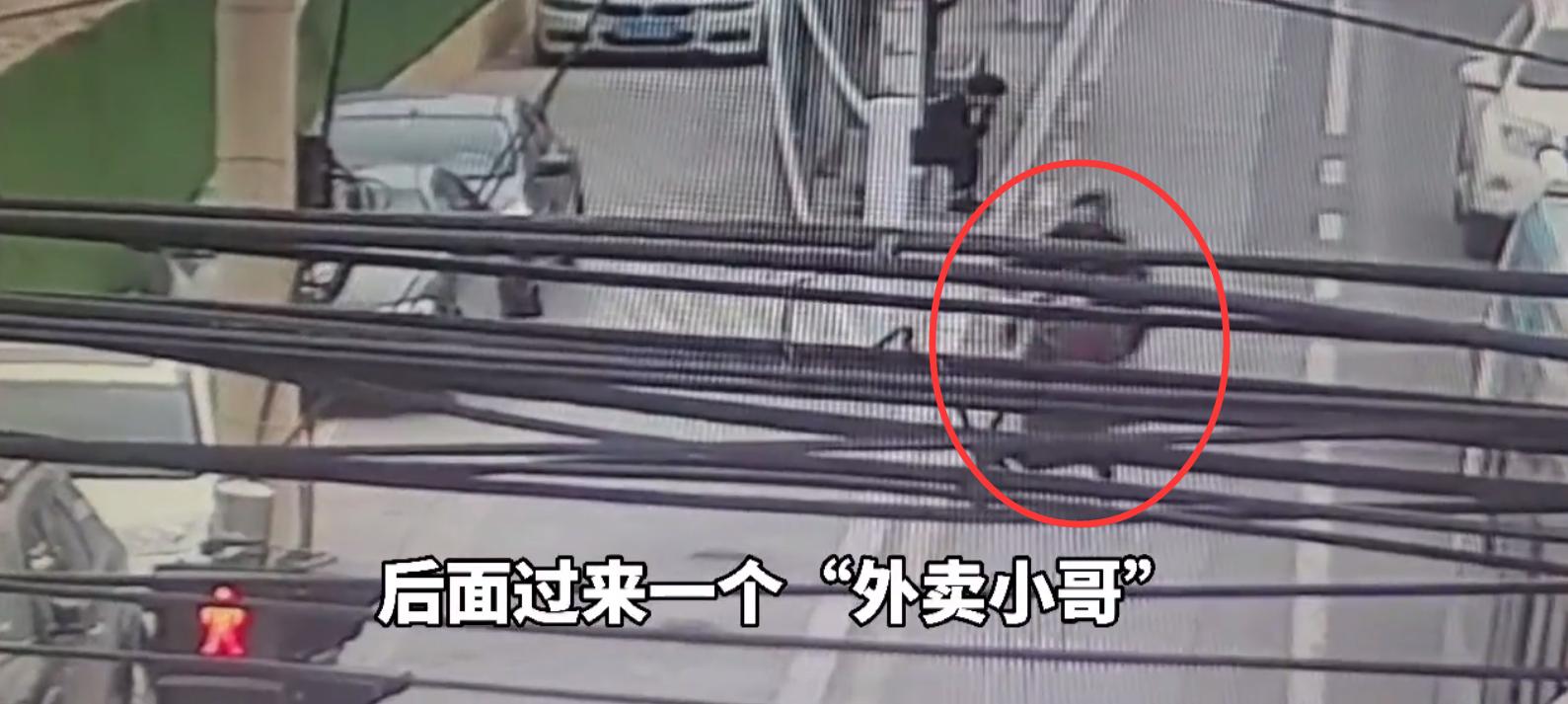 粉碎性腕骨骨折！辽宁一外卖小哥撞倒7旬教师，小伙看到老人伤情太重竟逃跑？