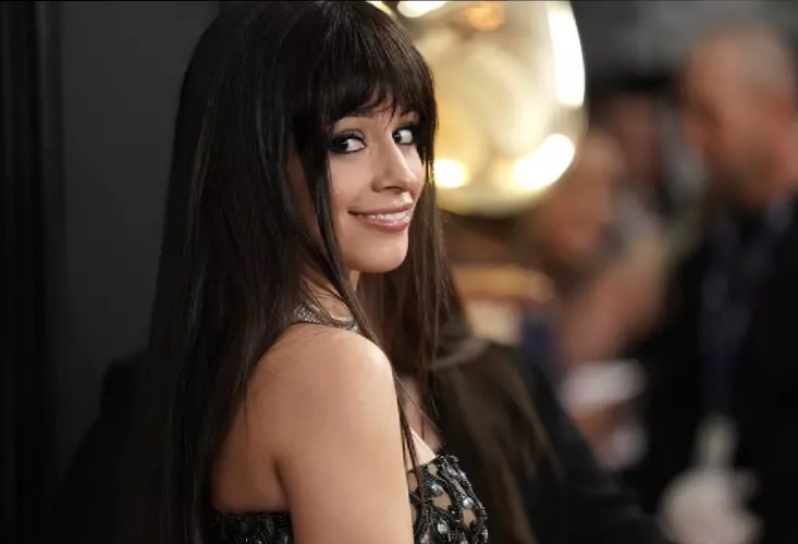 卡妹穿黑色抹胸裙亮相格莱美,化身暗黑萝莉,又美又酷