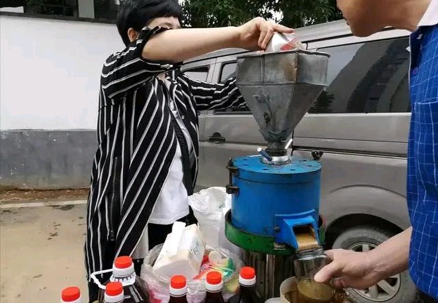 小区来了卖麻油的，老远就闻到香味，原来猫腻在机器里，还好没买