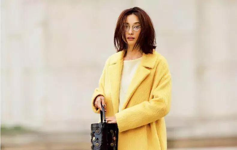 姑娘，你穿彩色大衣真好看！