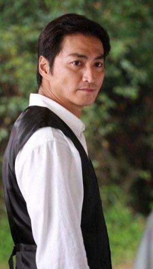 展昭何家劲被关押,展昭为救包拯闯禁宫