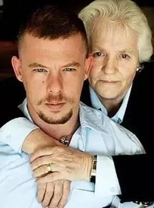 服装设计师有名人物,服装设计顶级设计师