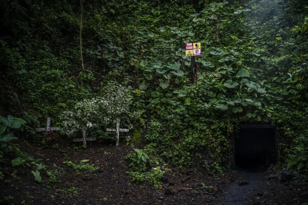 月薪2500,记录哥伦比亚祖母绿矿区女矿工的艰辛生活