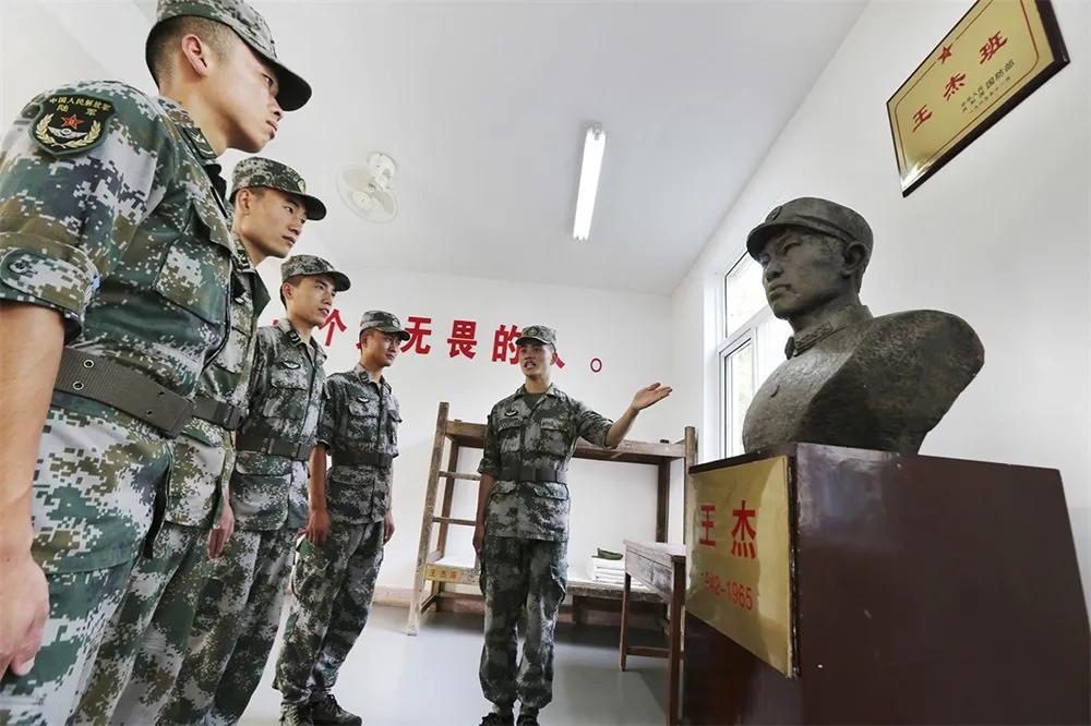 弘扬雷锋精神争当时代楷模,王杰两不怕战斗精神事迹视频