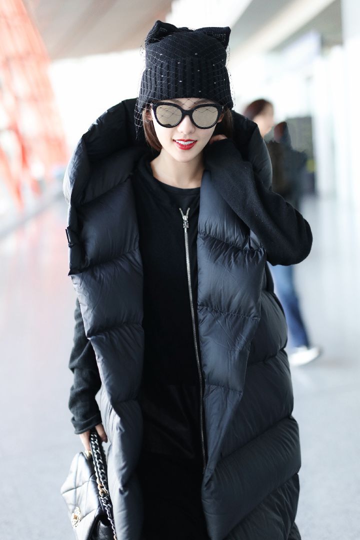 张嘉倪穿搭回归现实,张嘉倪现身机场走路带风御姐全开