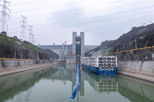 三峡游轮上水下水哪个好玩,三峡游轮上水和下水哪个好
