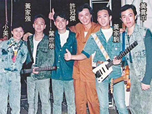 香港无人街头，许冠杰开了场一个人的演唱会，255万人观看！