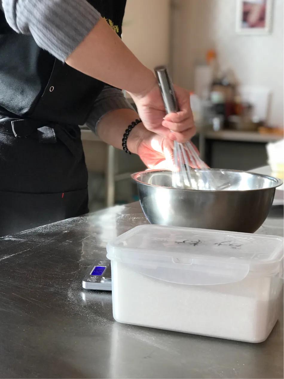 如何自制戚风蛋糕卷,草莓酱戚风蛋糕卷做法烤箱