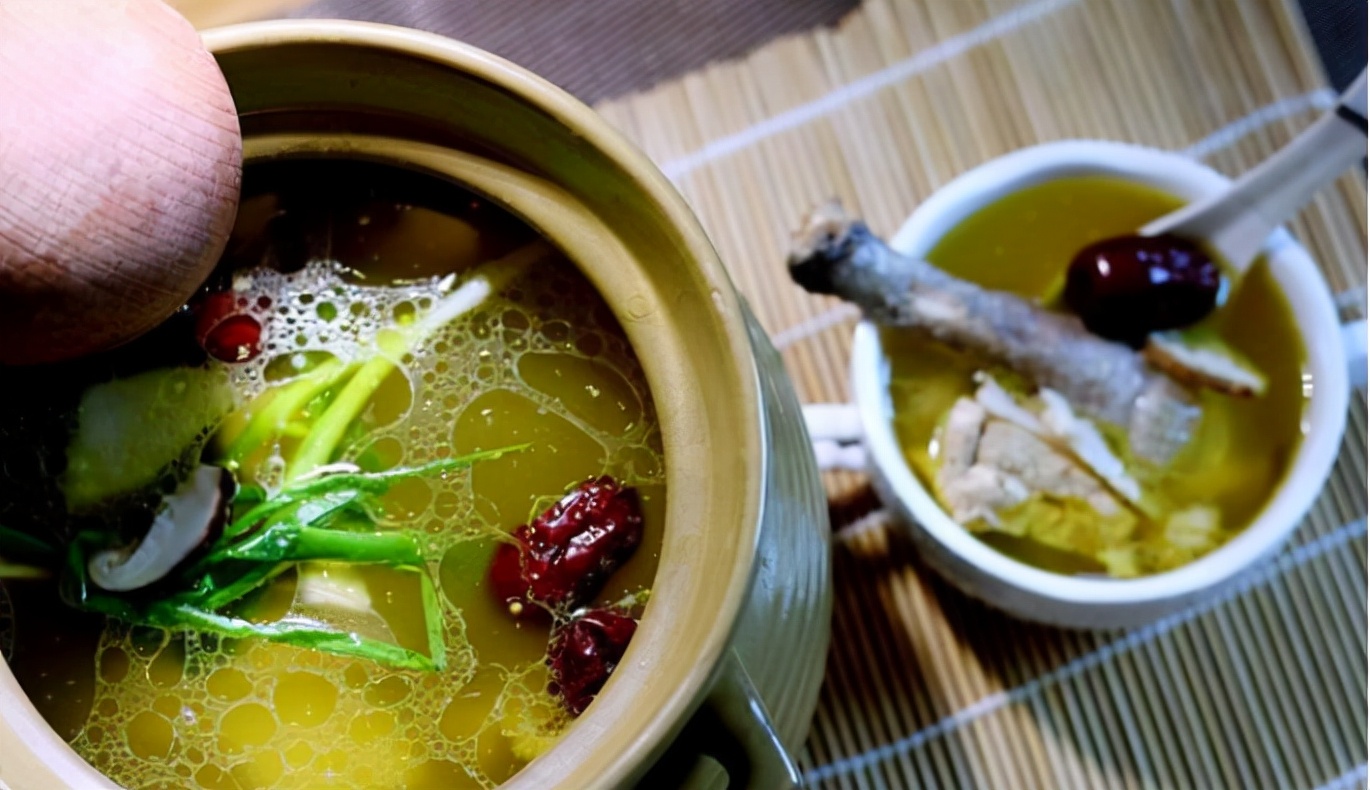 宰鸡时鸡身上的毛根部怎么去掉,鸡肚子里有一包水能不能吃