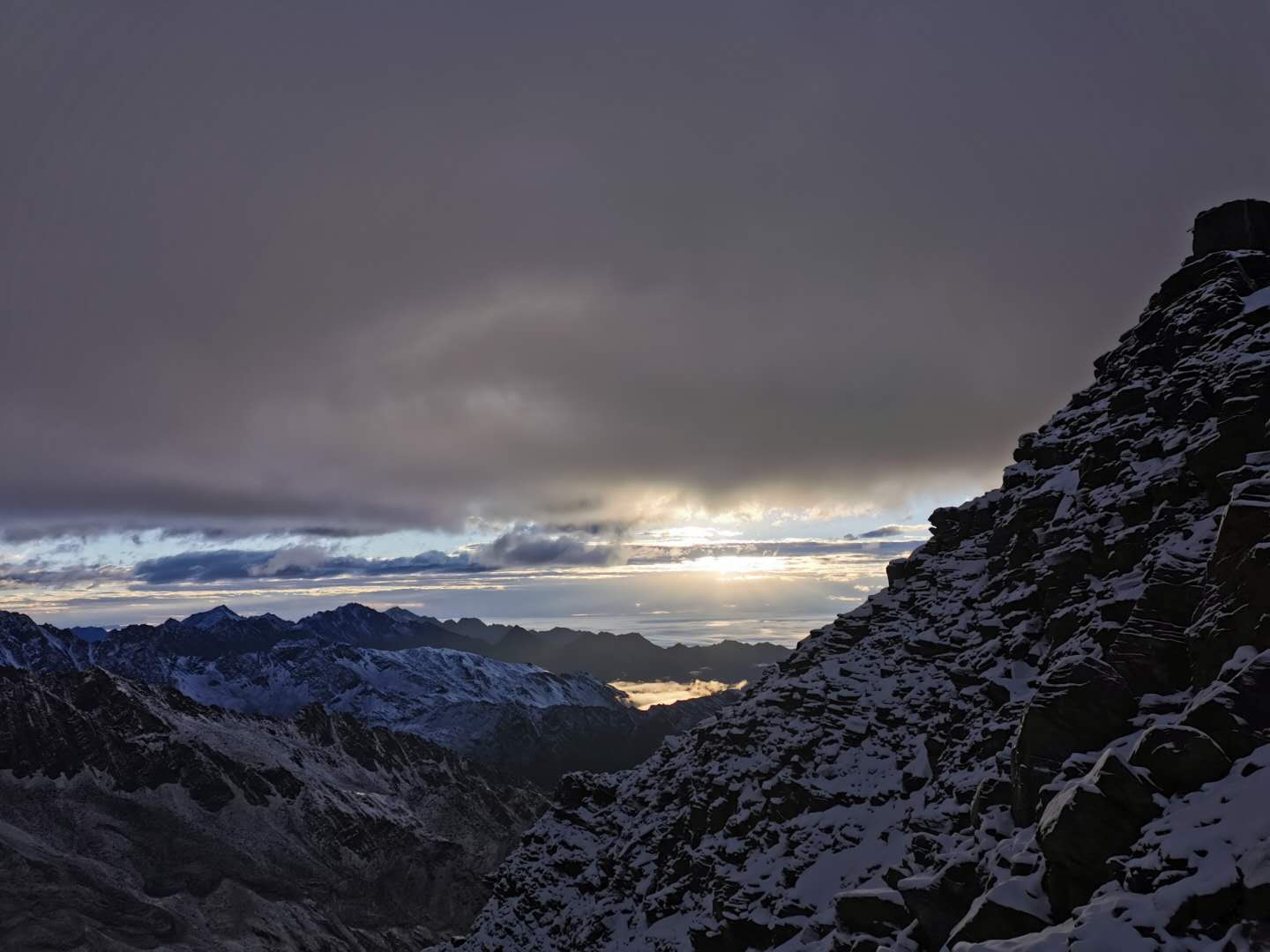 四姑娘山大峰登顶感受,四姑娘山二峰绝望坡有绳索吗