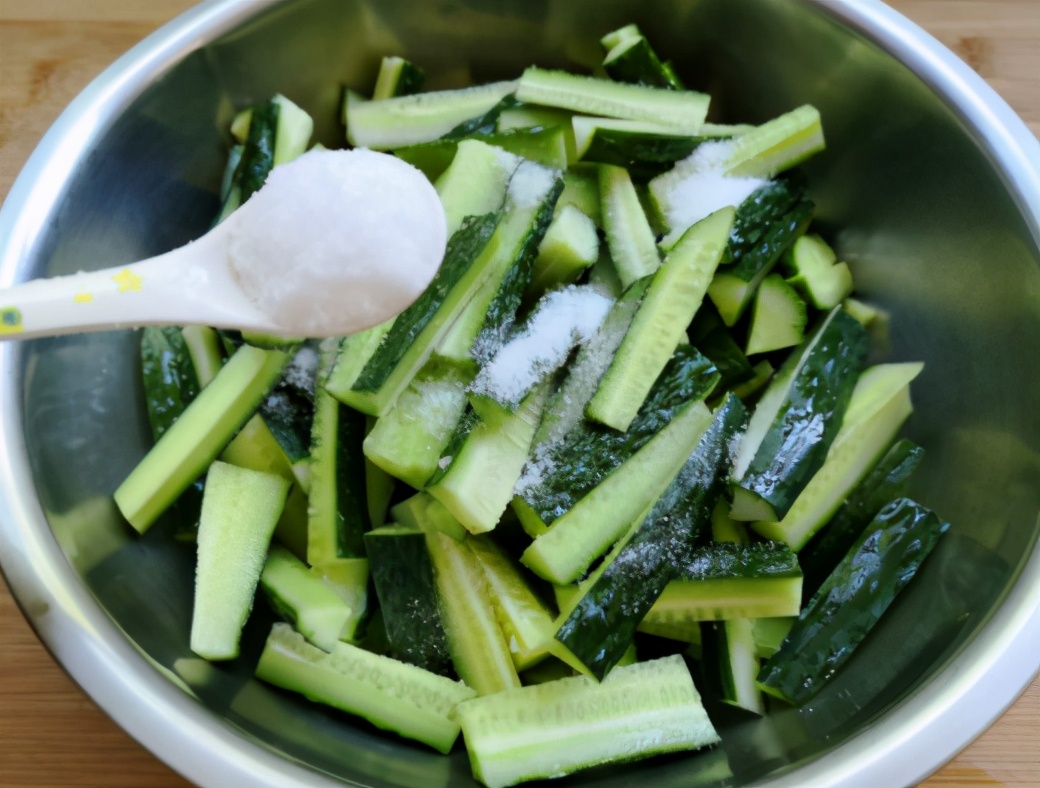 夏天腌黄瓜不用雪碧,夏天黄瓜不炒着吃
