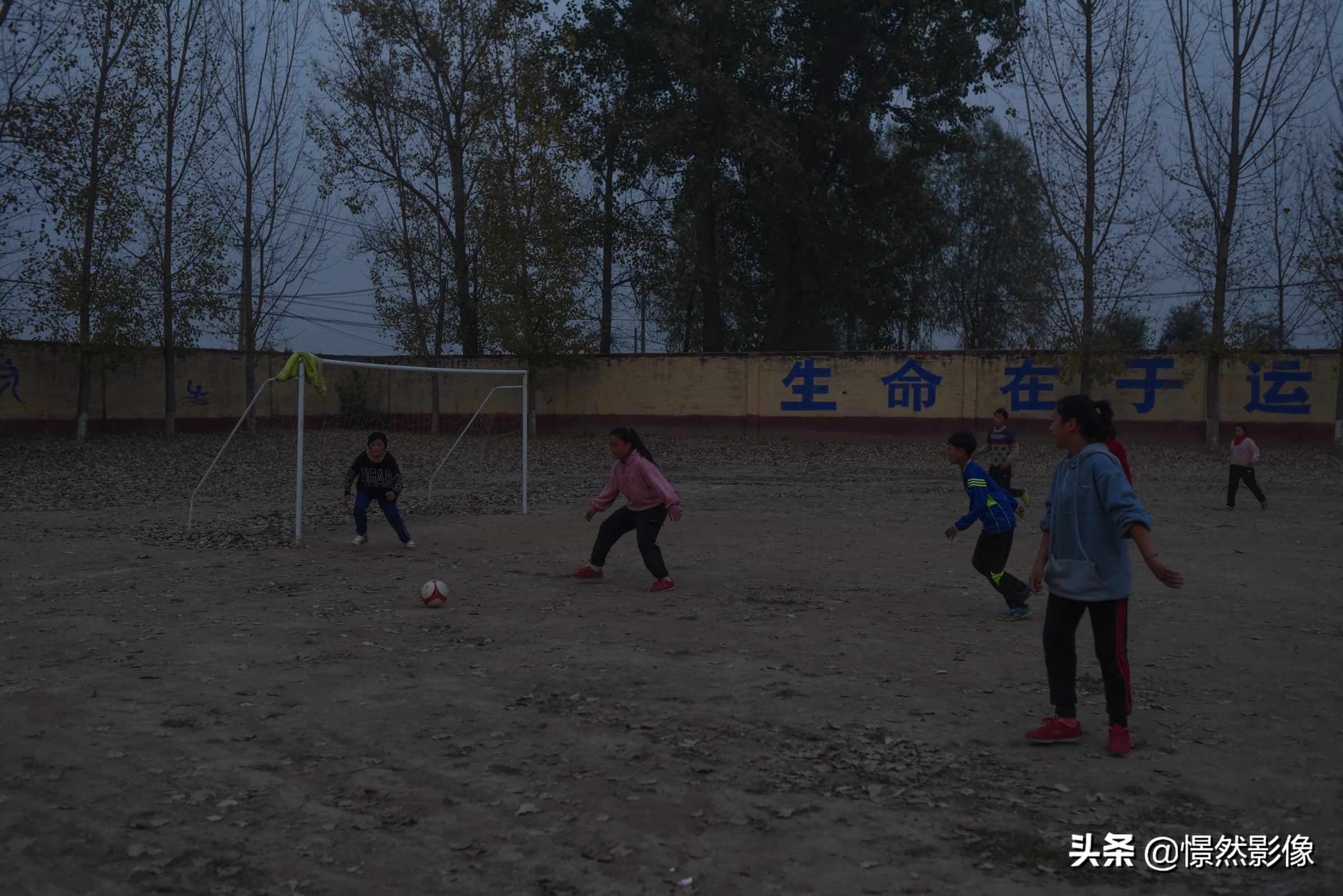河北乡村隐匿着一支小学足球队晚上老师用车灯照亮操场训练