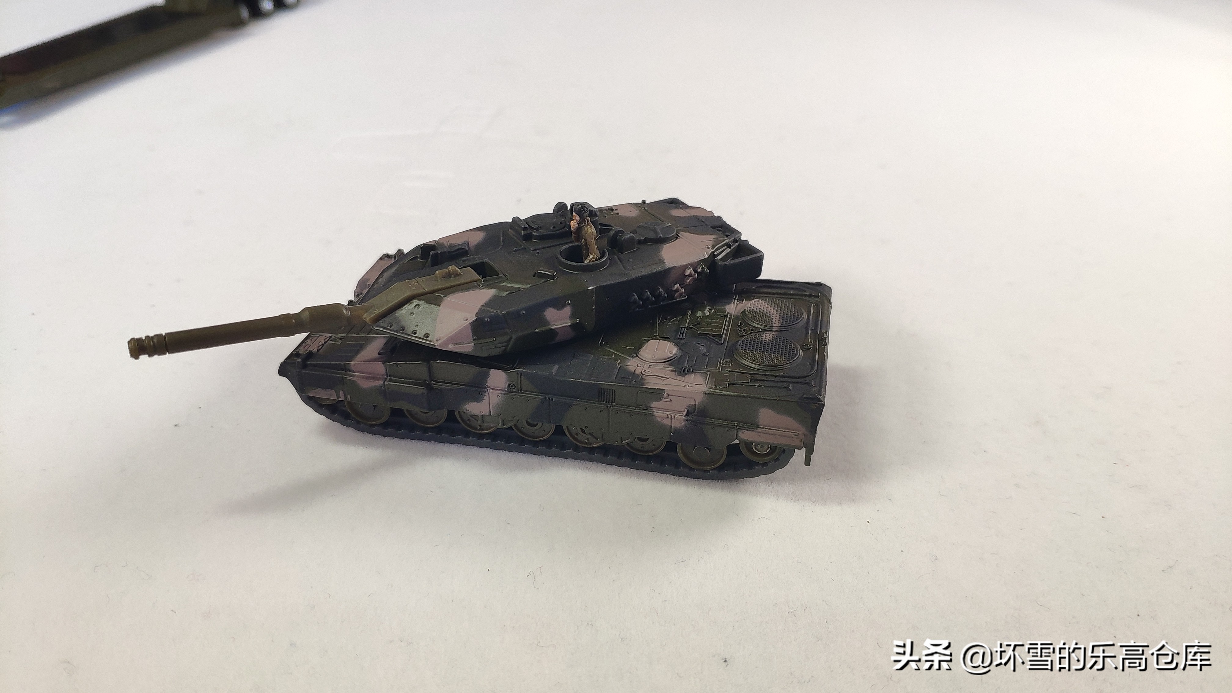 用HO比例车模运输钢铁洪流：SIKU模型豹2坦克运输卡车