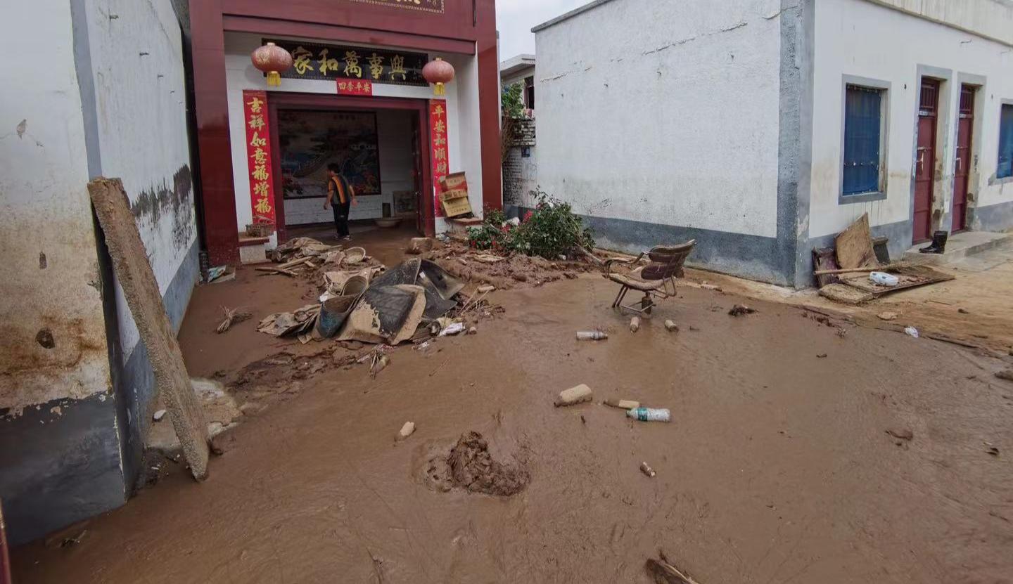 警徽闪耀抢险救灾,抢险救灾警徽闪耀暴雨中逆行