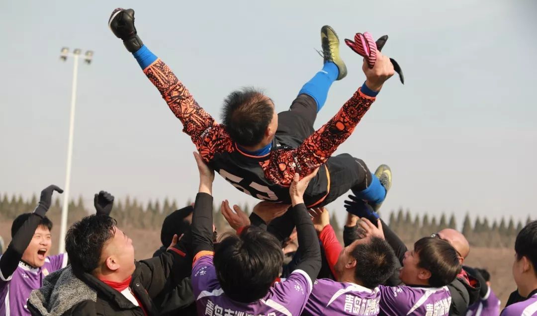 身披青岛淄博商会战袍这支球队从家乡异地商会走向全省足球冠军