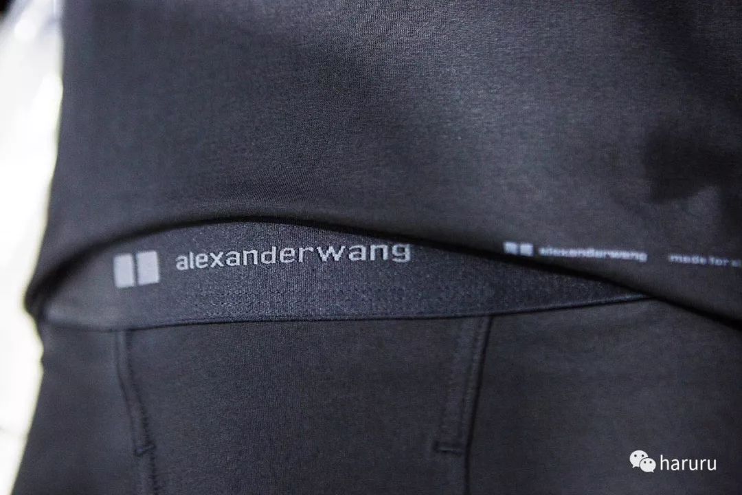 赖冠霖联名同款羽绒服,赖冠霖深蓝色西装