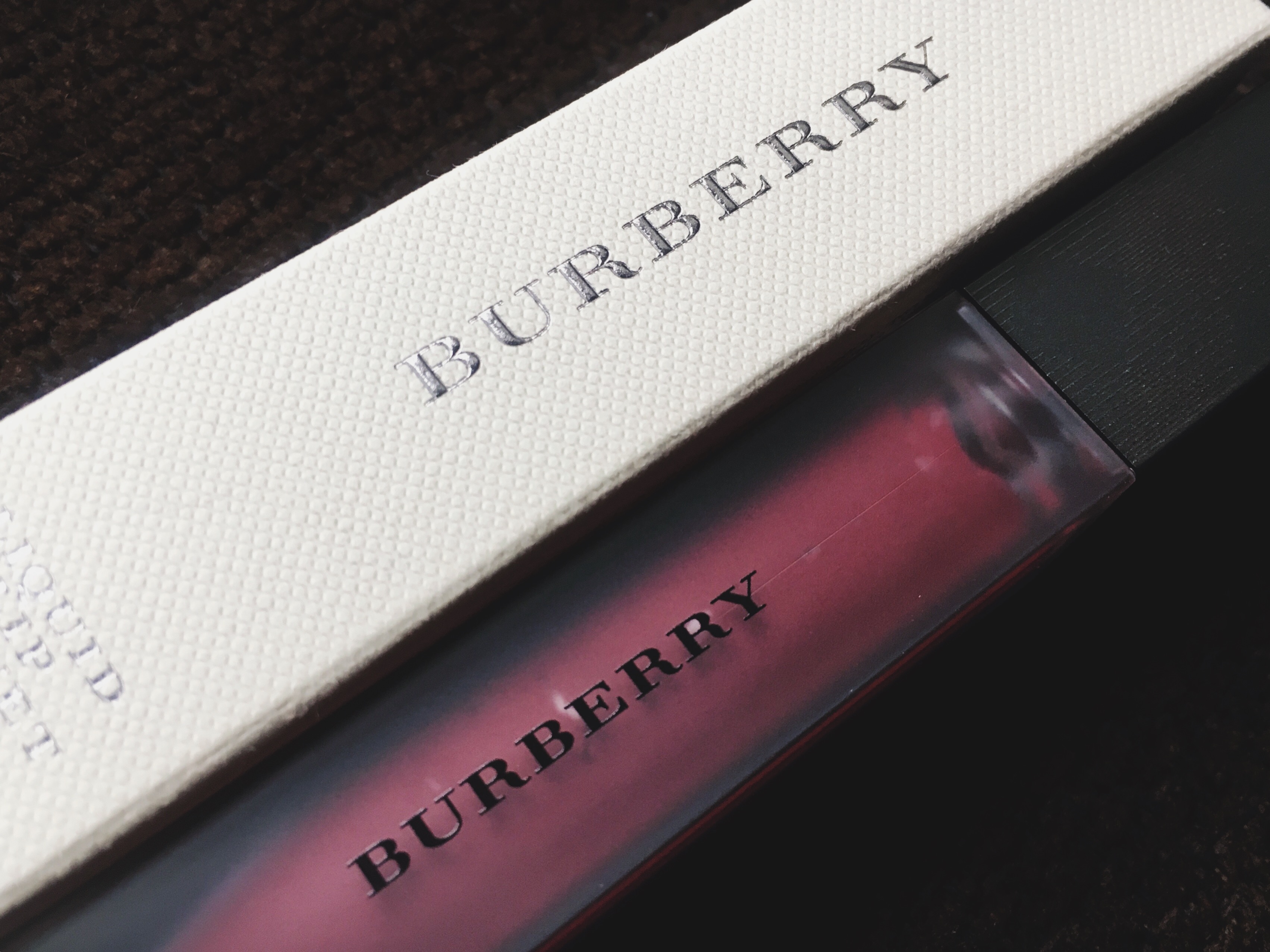 李佳琦都为它打call~买不起巴宝莉的风衣还买不起他家的口红吗