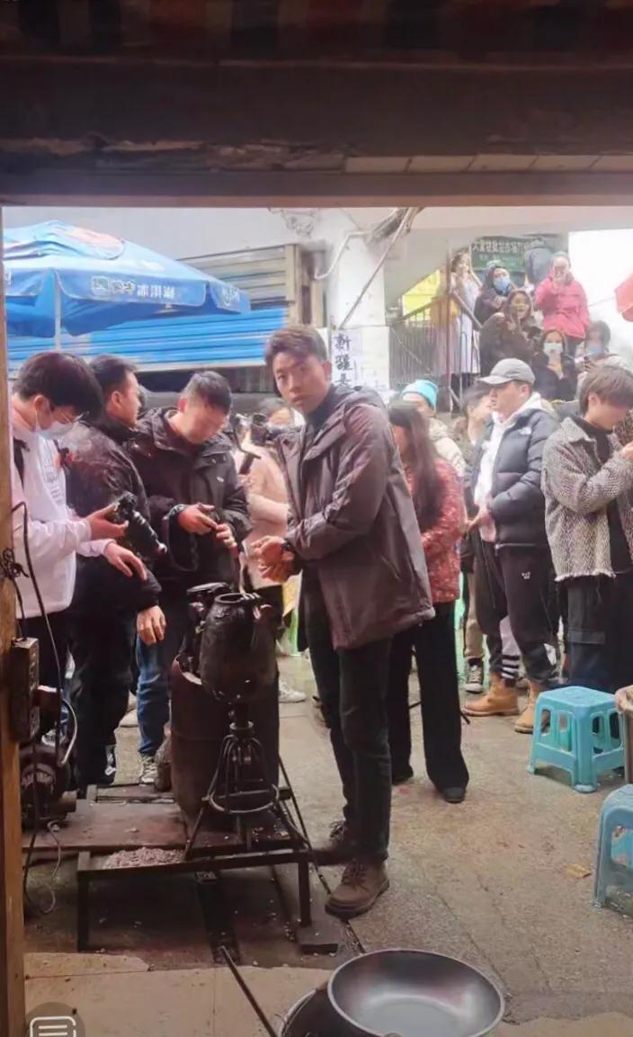 爆米花网红大叔抖音,爆米花大叔变装视频最火