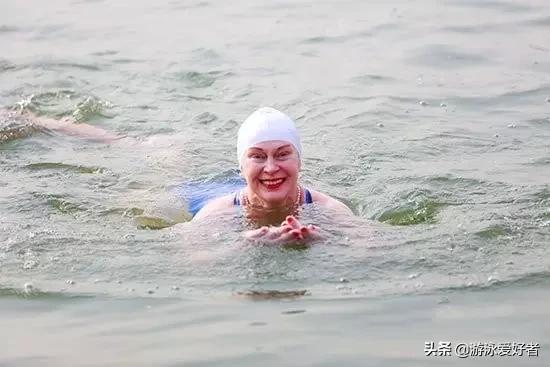 女人自妖娆,冬泳对女性有许多益处