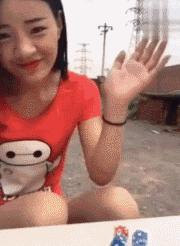 贾玲在沙发上翘二郎腿搞笑图片,贾玲跷二郎腿动图下载