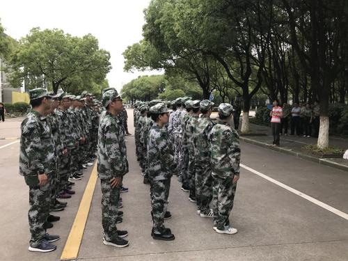 大学选班干部流程,如何在新生中选择班干部