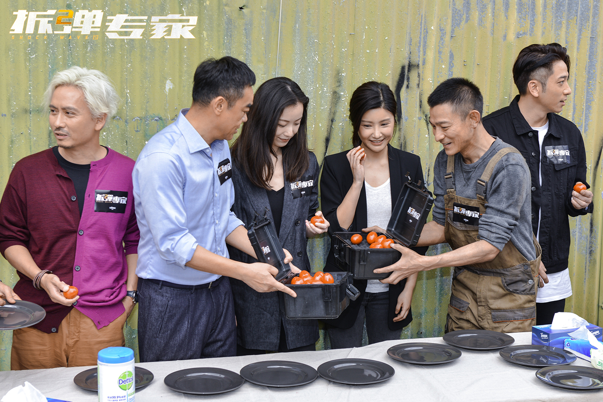 刘德华伤后全面复出接拍《拆弹专家2》搭档倪妮有没有CP感？