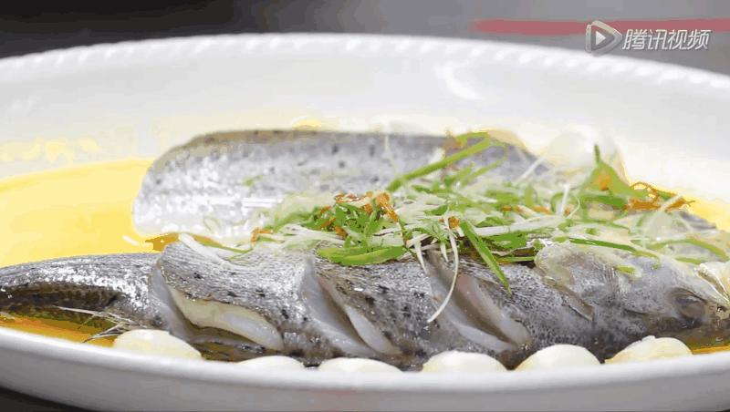 南货店的学徒，知道陆稿荐的酱鸭夫妇合起来就一副眼睛