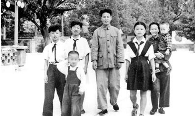 王鹤滨,曾任毛主席保健医生,两次救下长孙,离休后当赤脚医生