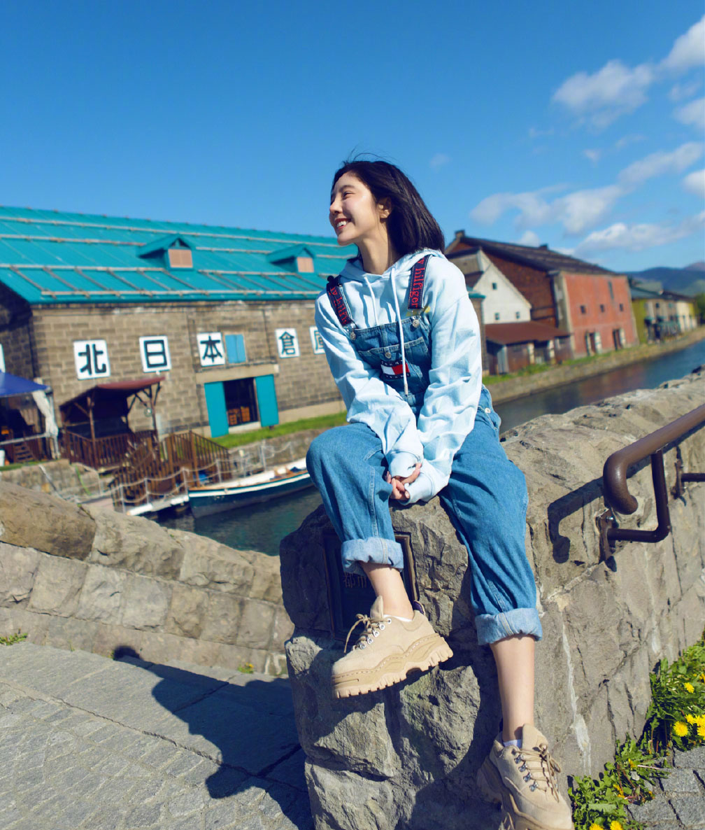 “宅男女神”官宣恋情，身穿湛蓝大衣搭白卫衣，依旧甜美可人