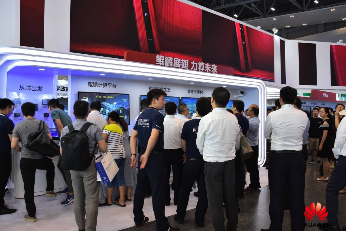 智博会第一天！华为这些黑科技吸引了大批人从众𠈌