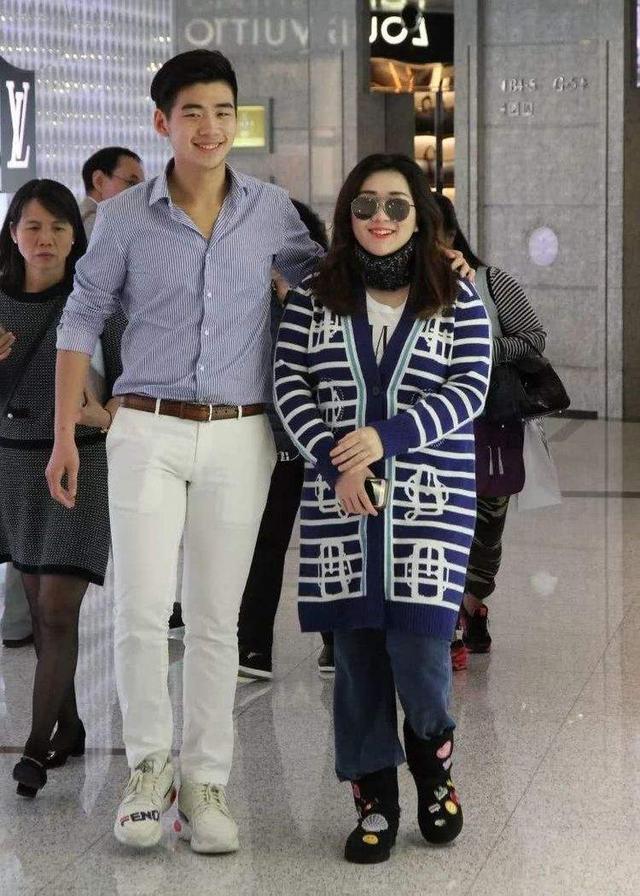 赌王何鸿燊现在家庭情况,香港赌王何鸿燊的二太太及子女