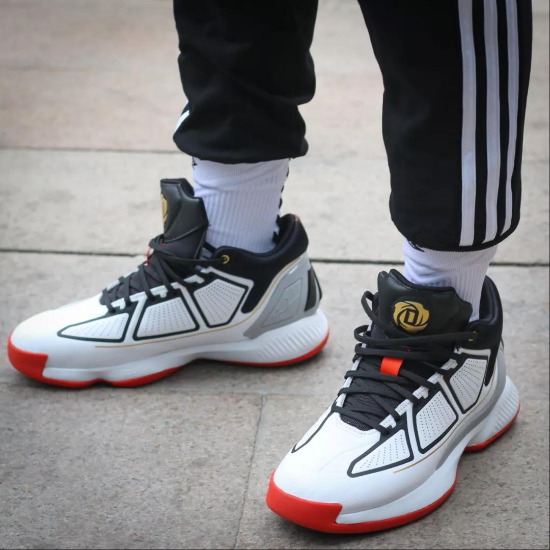 春天打球穿的运动裤，把裤脚扎进球袜里，腿粗的人也能穿