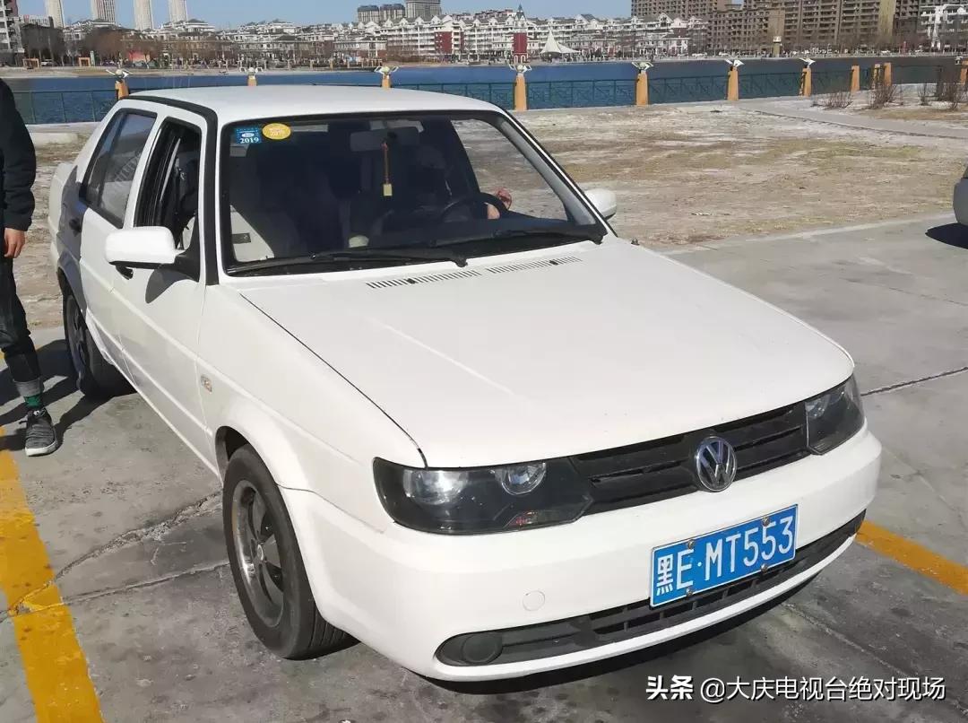 大庆平安驾校湖边停车场内练“倒库”如此练车“平安”吗？